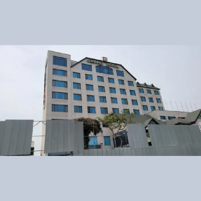 법원경매 익산 그랜드호텔, 세 번째 경매 — 65억에 산 8층 관광호텔이 감정 90억·최저 63억으로 9월 28일 나오고, 같은 골목 12.5억 낙찰 무인텔은 잔금을 안 내 재매각 기일까지 바뀌었습니다