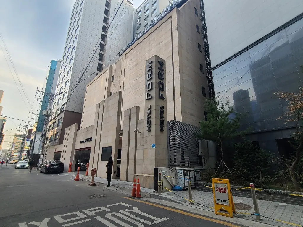 잠실 호텔 신탁공매, 감정 432억이 173억까지 — 서울 한복판 숙박시설이 안 팔리는 값을 실거래로 재봤습니다