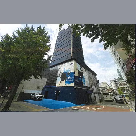 온비드 공매 신촌 이대역 앞 13층 호텔, 129억이 하루 한 계단씩 95억까지 내려옵니다 — 감정의 81%가 땅값이고, 뒷집은 2021년 감정보다 12% 비싸게 팔렸습니다 ☆
